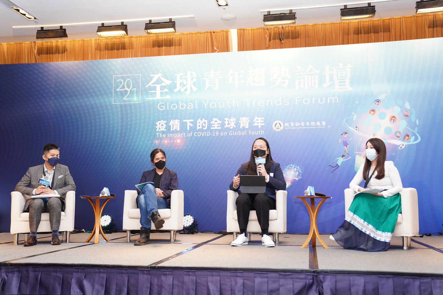 青年團隊合影